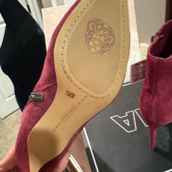 Elegant Burgundy Suede Ankle Boots - Picture 4 of 4